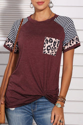 Camiseta de rayas de leopardo con patchwork en color rojo vino